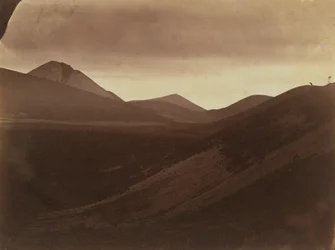 Paisagem escura com colinas