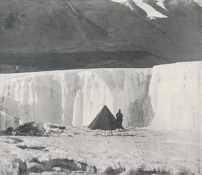 Alcove Camp em um barranco de superfície da geleira Taylor, c1911, 1913