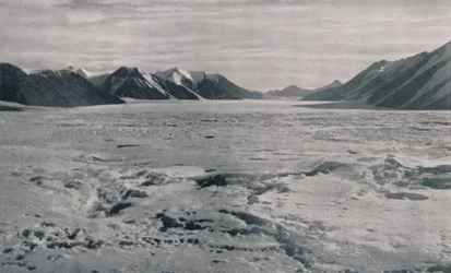 Um Outlet Glacier Valley completamente cheio de gelo, c1911, 1913