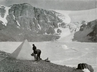 The Devils Punch Bowl, um Cwm vazio no canto sudoeste de Granite Harbor, 1912, 1913