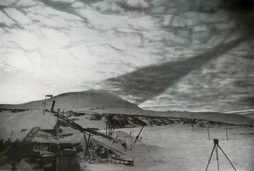 A sombra do Monte Erebus nas nuvens, setembro de 1911, 1913