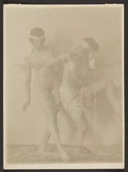 [Duas bailarinas nuas].