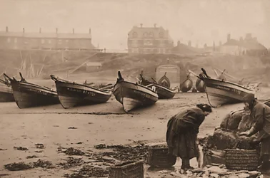 Mulheres carregando peixe nos cestos dos barcos de pesca, Whitby Harbour