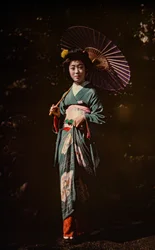 Mulher japonesa segurando guarda-sol e vestindo quimono, autocromo colorido antigo, c.1916 (foto)
