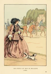 Mulher de touca, casaco e crinolina larga com cães que observam cavaleiros e carruagens na pista de equitação. A avenue du Bois de Boulogne, Paris