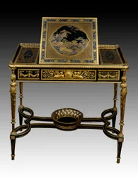 Mesa de escrita em madeira lacada por François Remond (1747-1812) (golfista) e Adam Weisweiler (1744-1820) em madeira e bronze do gabinete da Rainha Maria Antonieta em Saint Cloud. 1784 Paris. Museu do Louvre
