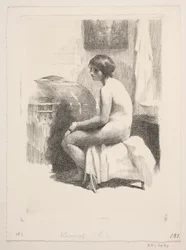 Modelo feminino nu, sentado em uma sala