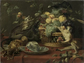 Macacos e papagaio perto de um cesto de fruta