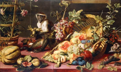 Uma cesta derramada de frutas em uma mesa drapeada com macacos,