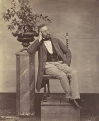 [Mathias Höusermann sentado com o cotovelo no pedestal segurando um vaso de flores], décadas de 1850-60.