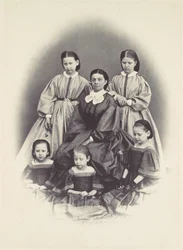 [Retrato de uma mulher sentada cercada por cinco meninas, sentadas e em pé], décadas de 1850-60.
