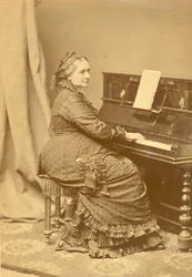Retrato de Clara Wieck-Schumann 1819-1896 no piano, ca 1878.