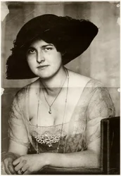 Mary com um chapéu escuro, 1915.