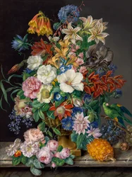Peça floral com ananás, uvas e papagaio