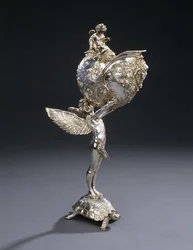 Um suporte de flores esculturais em bronze galvanizado pela WMF, projetado por Franz von Stuck, modelado como um jovem alado em pé em uma tartaruga, segurando no alto uma concha de nautilus, c.1906