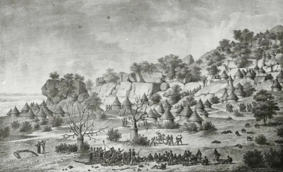 Vista de uma aldeia a norte de Agady, nas terras do povo Bertat, numa perspetiva meridional, de "Voyage a Meroe : au fleuve Blanc, au-dela de Fazoqldans le midi du royaume de Snnar a Syouah", gravura de G. Engelmann, publicada em 1827 (litografia)