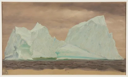 Icebergs sob céu nublado