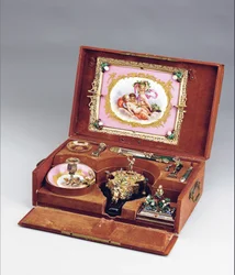 Napoleon III Case Necessarie de Bureau, c.1864-66 (prata esmaltada, prata dourada, pedra de sangue, porcelana de estilo Sevres e pedras semipreciosas) (ver também 1065856-9)