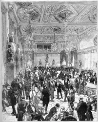 Inauguração do Hotel de Ville de Paris a 14 de Julho de 1882, reconstruído após o incêndio de 1871: vista da sala da Câmara Municipal à chegada do Presidente Jules Grevy (1807-1891). Gravura de De Haenen e Dosso em "O Mundo Ilustrado" n°1321 de 22 de julho
