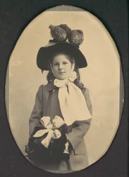 [Garota em traje de passeio com chapéu e regalo], década de 1890.