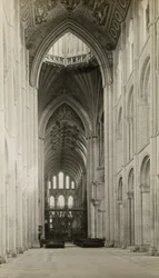 Catedral de Ely: Nave para leste, a partir do arco octogonal