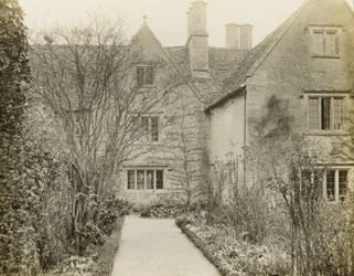 Kelmscott Manor: A frente do jardim