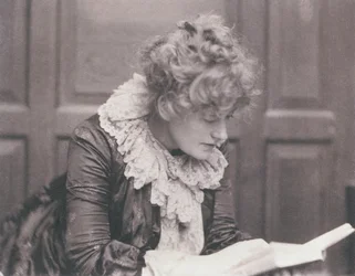 Fotografia de retrato de Ellen Terry (1847-1928) lendo, por Frederick Hollyer (1837-1933) (foto sépia)