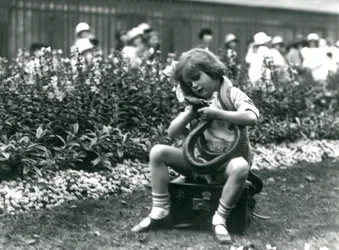 Um, jovem, menina, betty, segurando, um, oriental, indigo, cobra, enquanto, sentando, ligado, um, couro, tronco, londres, jardim zoológico, 1924