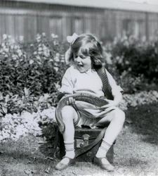 Um, jovem, menina, betty, segurando, um, oriental, indigo, cobra, enquanto, sentando, ligado, um, couro, tronco, londres, jardim zoológico, 1924
