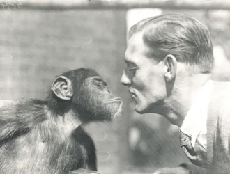 Booboo, o chimpanzé, e John Shelly, no ZSL London Zoo, em setembro de 1927