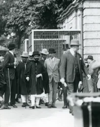 Sir Peter Chalmers Mitchell, com o regente etíope Haile Selassie e sua comitiva, o zoológico de Londres, 1924