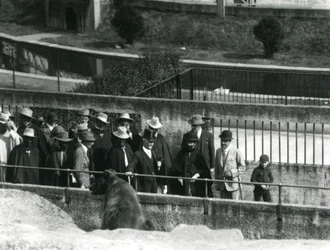 Sir Peter Chalmers Mitchell, com o regente etíope Haile Selassie e sua comitiva, vendo um urso pardo no Mappin Terraces, London Zoo, 1924