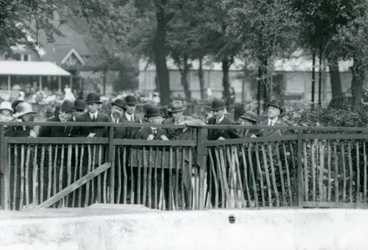 O rei da Itália, Victor Emmanuel III, visitando o zoológico de Londres em 1924