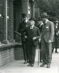 O rei da Itália, Victor Emmanuel III, visitando o zoológico de Londres em 1924