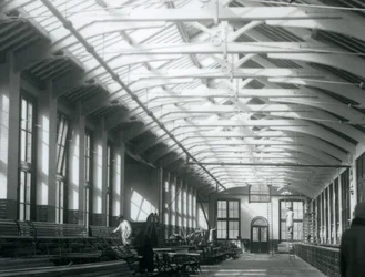 A Casa do Leão com cinco homens trabalhando em sua manutenção, London Zoo, 1926