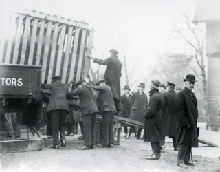 Descarregamento do recém-chegado rinoceronte indiano, zoológico de Londres, 1924
