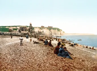 Praia e falésias brancas em Dieppe, 1890-1900