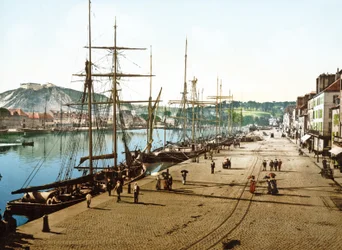 Barcos ancorados em Cherbourg com o antigo forte no fundo, 1890-1900