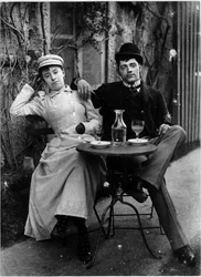 Casal no terraço de um café e absinto para beber - fotografia, por volta de 1890