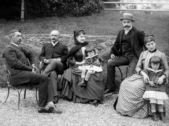 Família de moradores urbanos, posando em seu jardim, perto de Bourmont em Haute-Marne (Haute Marne), por volta de 1880. Fotografia. Coleção Ducos.