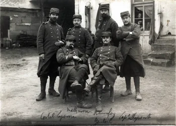 Primeira Guerra Mundial (1914-1918): telefonistas e secretários do Estado-Maior General do Coronel Debenedetti (?) fazenda Laroque perto de Roye sur Matz (Roye-sur-Matz, Oise). Março de 1915