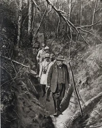 Primeira Guerra Mundial: "o presidente do conselho Georges Clemenceau, durante uma das suas frequentes visitas à frente de batalha, acompanhado pelos seus generais, atravessa uma trincheira (tripa)" In "O espelho"" 1918