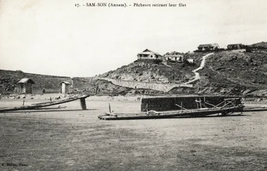 Pescadores removendo sua rede perto das praias de Sam Son (Sam-Son), Annam. Cartão postal do Vietnã, Indochina. Fotografia sobre 1912-1914.