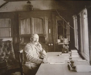 General Pétain na sua sede de vagão-salão durante a Batalha de Verdun, Fevereiro-Dezembro de 1916 (foto a p/b)