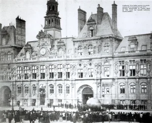 Inflar um balão com as declarações da Comuna anexada a ele fora do Hotel de Ville, Paris, 3 de maio de 1871