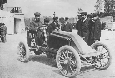 Marcel Renault no início da corrida de Paris a Madrid, 1903