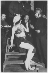 Mata Hari nas asas com um bombeiro, c.1905