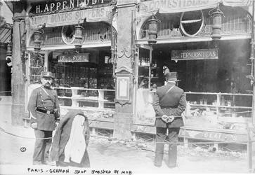 Paris, loja alemã esmagada pela máfia, 1914