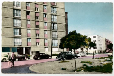 Cidade suburbana parisiense na década de 1960: os novos edifícios de Aubervilliers, Seine Saint-Denis, Ile de France