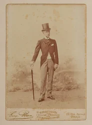 Fotografia de um álbum de lembranças em memória de Boni de Castellane